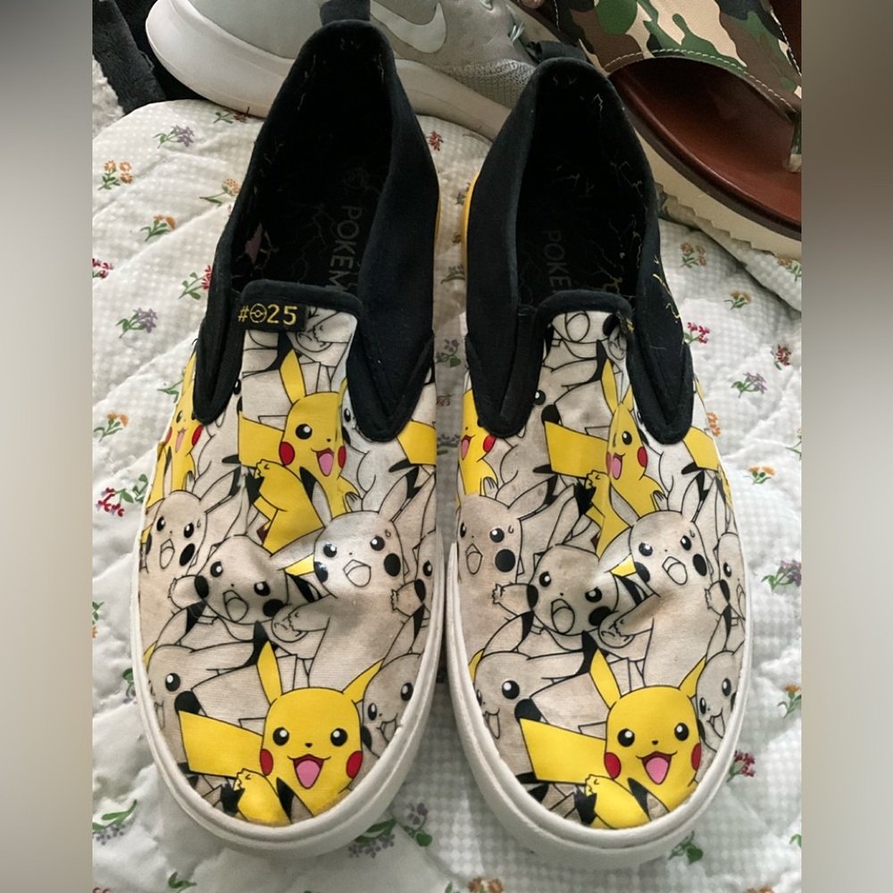 5/$15 9 1/2 men’s POKÉMON slip on sneakers SHOES GUC used